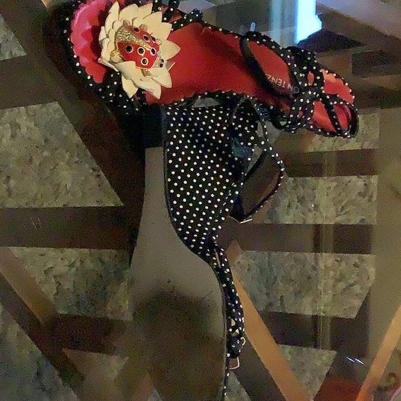Retro wedge lady bug wedges - the flower is bent a little but still gorgeous - Picture 5 of 9